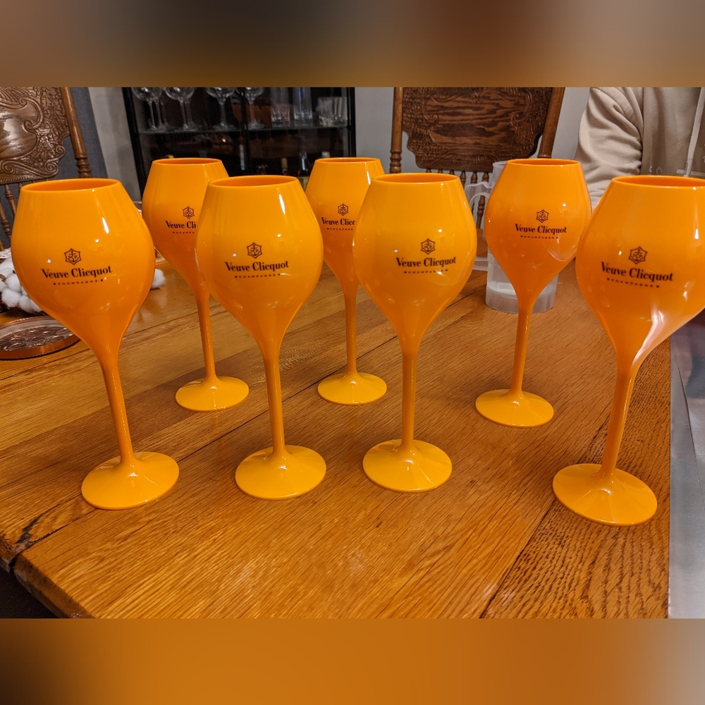 7 Veuve Champagne Glasses